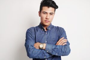 スーツの下に着るインナーで脇臭対策に役立つコツは？