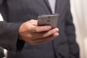 脇汗が気になるメンズにおすすめのグレーインナーでも透けない選び方は？